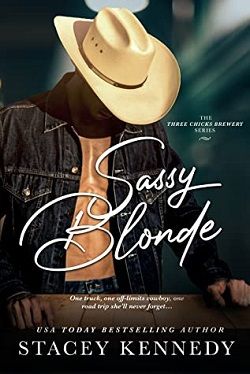 Sassy Blonde (Three Chicks Brewery 1) by Stacey Kennedy